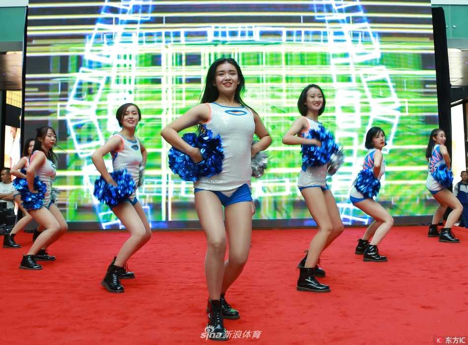 在‘心有灵犀’游戏环节，一位球员做出夸张的动作让球迷猜词，逗得身旁的队友和围观群众前仰后合，现场气氛热烈至极。