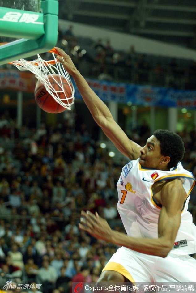 孙铭徽在2017年扣篮大赛中完成惊天一扣，从篮板后方接球滑翔反扣，全场沸腾，堪称经典。