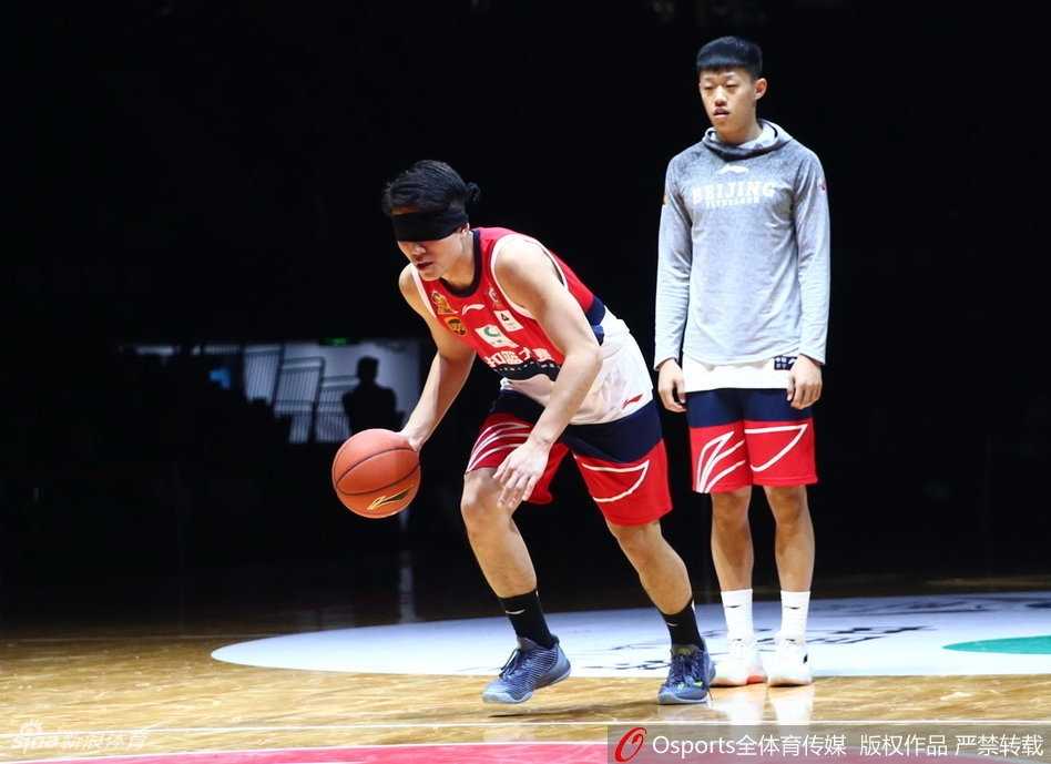 张健豪夺冠后手捧奖杯，笑容灿烂，身后的背景板记录下这位大学生球员创造历史的荣耀瞬间