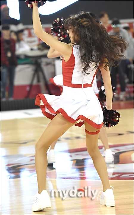 谢幕时分，啦啦队员们集体向观众席挥手致意，温暖笑容与优雅姿态为当晚的比赛画上圆满句号。