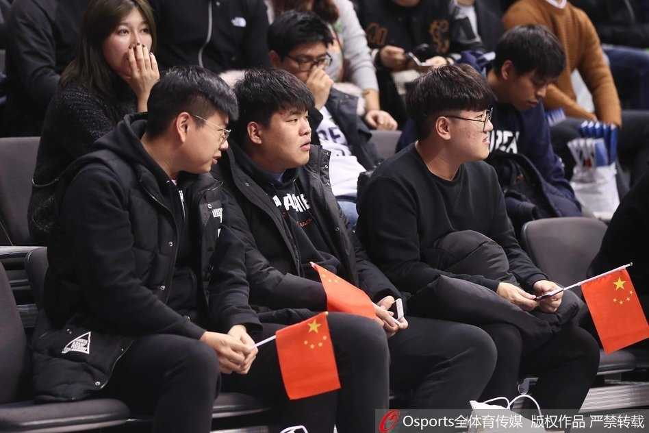 比赛结束后，中国球迷在看台上展开一面巨大的五星红旗，红旗如同胜利的旌旗般铺开。虽然只是局部特写，但足以让人想象到当时在场中国球迷激动与自豪的心情。