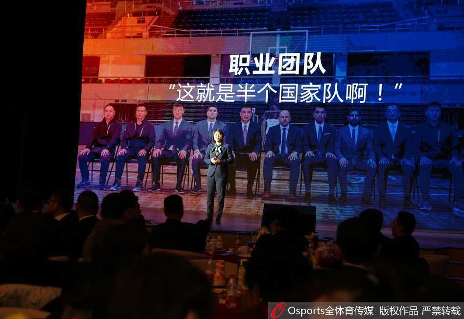 两位受邀来到现场的球迷代表，手中捧着刚刚获赠的签名球衣，脸上洋溢着幸福而自豪的笑容。他们不仅是看台上的呐喊者，更是首钢体育大家庭不可或缺的一员，此刻的荣耀属于这些最可爱的“最佳第六人”。