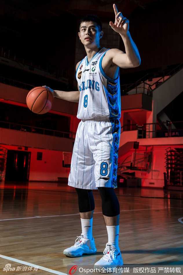 张才仁在光与影的缝隙中突破，动态的虚影与凝固的光线交织，展现出他在赛场上风驰电掣般的速度与爆发力。