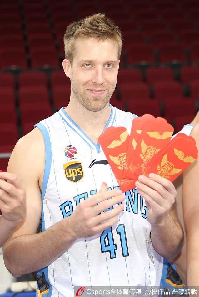 首钢将士新春贺岁 萌犬遭霹雳鸭“调戏” 方硕怀抱一只软萌小狗,眼神温柔似水,硬汉形象瞬间化为绕指柔