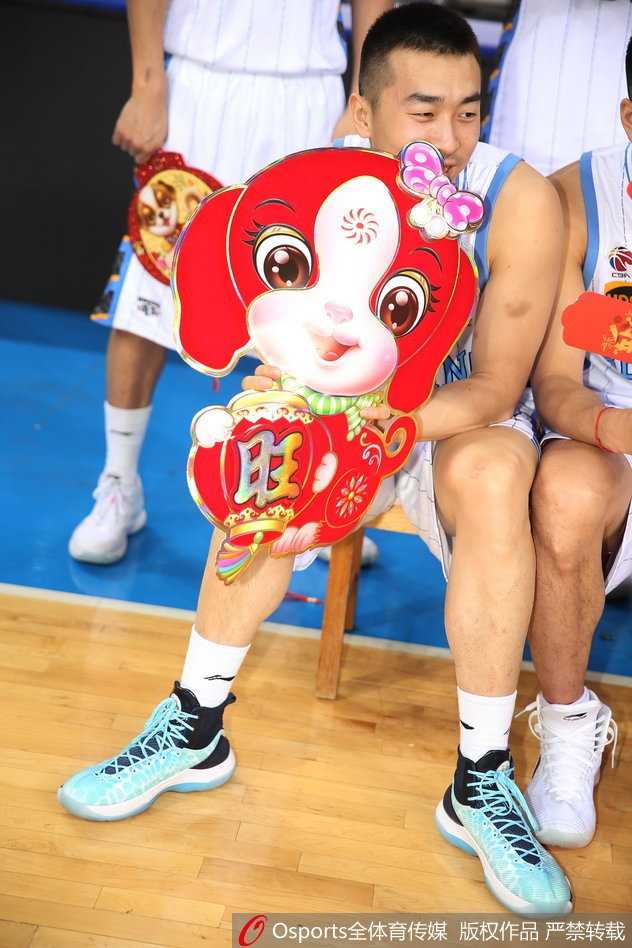 首钢将士新春贺岁 萌犬遭霹雳鸭“调戏” 霹雳鸭从身后环抱住朱彦西,朱彦西露出无奈又宠溺的笑容,十分享受