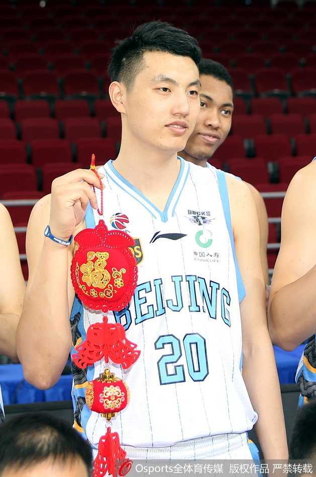 首钢将士新春贺岁 萌犬遭霹雳鸭“调戏” 霹雳鸭用毛茸茸的爪子逗弄一只小黄狗,小狗一脸无辜,画面搞笑又治愈