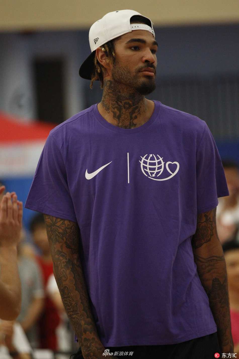 在嘉年华的互动环节，易建联弯腰与一位身材矮小却眼神坚毅的小球员耐心交流，他的手掌轻轻搭在孩子肩上，画面定格下的这一刻满是温情与传承的力量。