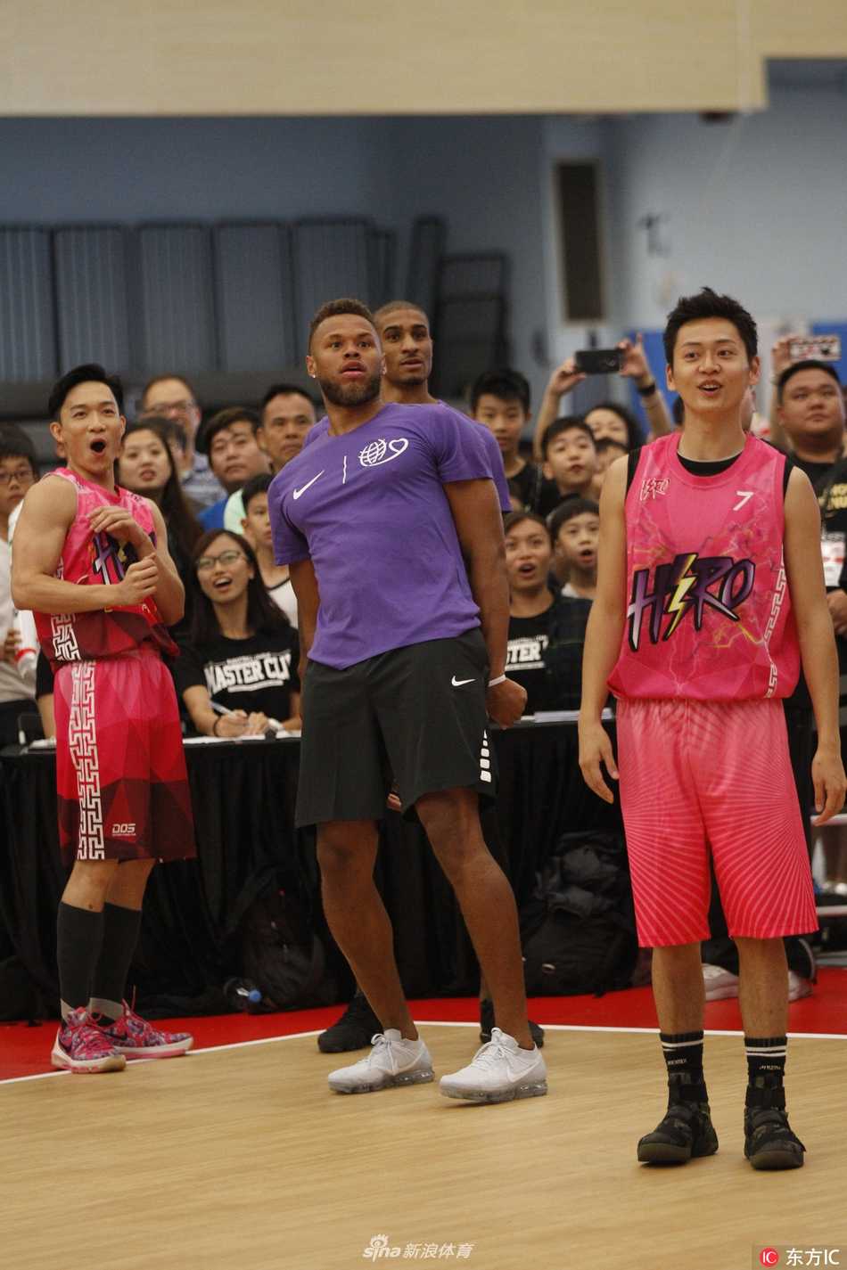 赛后，易建联被热情的香港小球迷团团围住，他接过签名笔，俯身在孩子的篮球上郑重签下名字，并回以鼓励的眼神，让孩子们感受到偶像的亲和与力量。