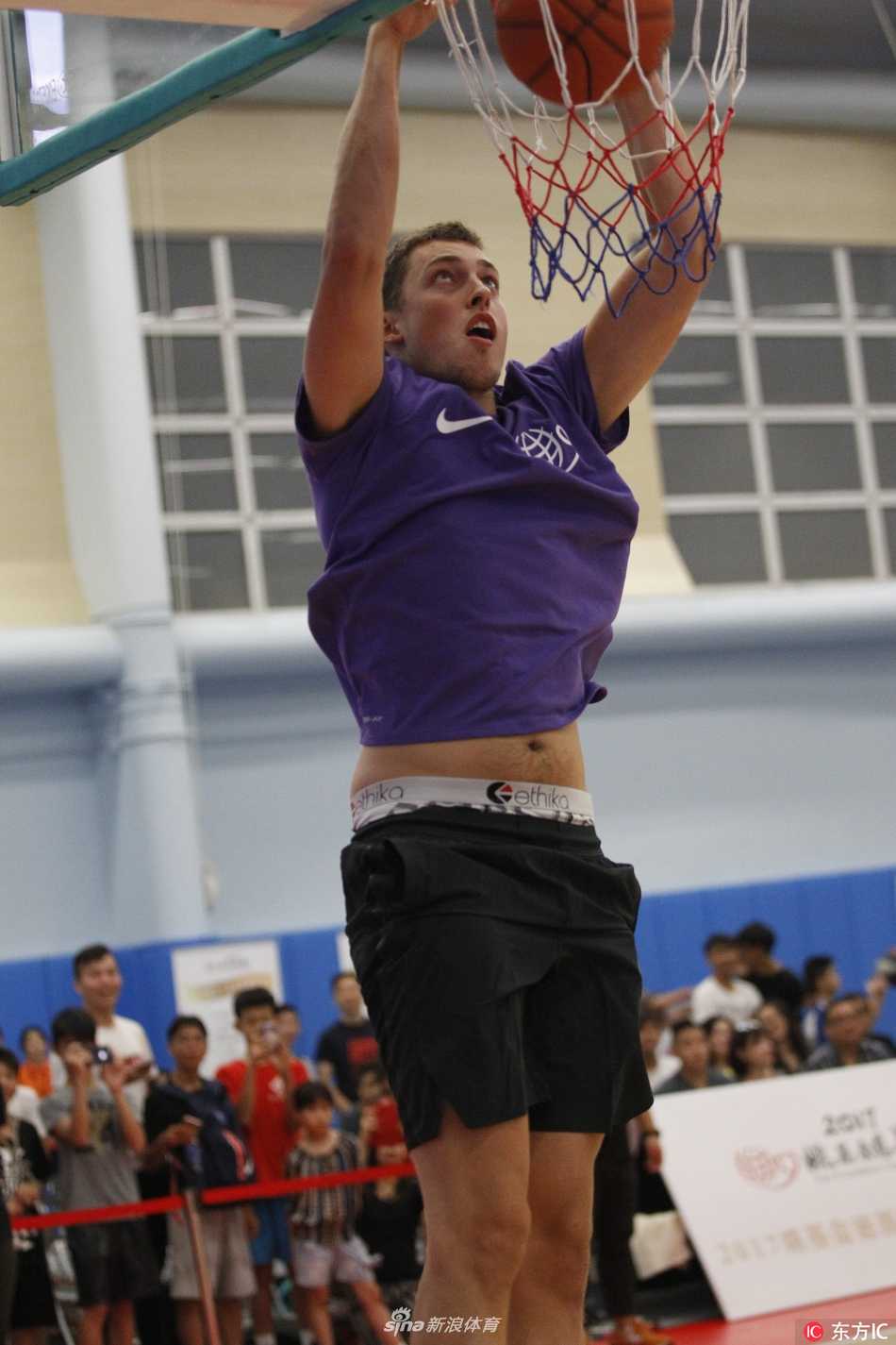 活动尾声，易建联与姚明、文斯·卡特及一众嘉宾在背景板前合影留念，众人笑容灿烂，共同为这场充满爱心与欢乐的香港慈善之行画上了圆满的句点。