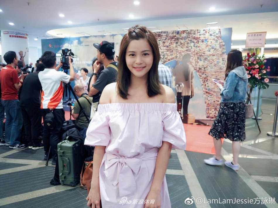 香港篮球女神方泳琳從球場躍上銀幕 酷似陳妍希的雙棲明星 方泳琳蹲在籃球場上露出俏皮表情,身後是遼闊的球場,象徵著她從這裡出發,一步步走向更廣闊的人生舞台