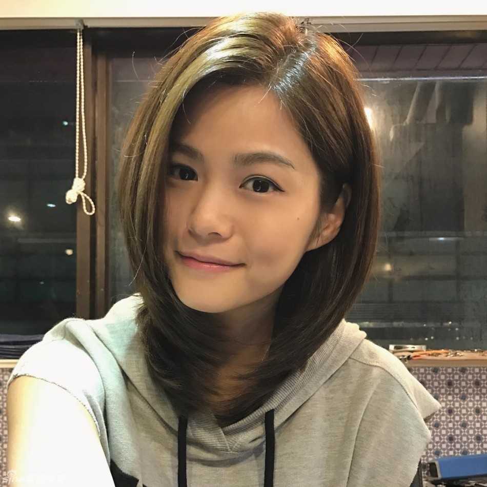 香港篮球女神方泳琳球场飒爽私照曝光神似陈妍希引爆网络 夕阳余晖下,方泳琳抱着篮球坐在场边休息,汗湿的发丝和满足的笑容,定格了她对篮球十年如一日热爱的动人瞬间。