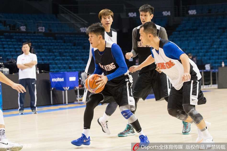 香港邓肯惠龙儿率队出征南京,世预赛狭路相逢欲撼中国男篮 惠龙儿在内线卡位要球,眼神坚定地盯着篮筐,准备用他标志性的扎实脚步在禁区制造杀伤。