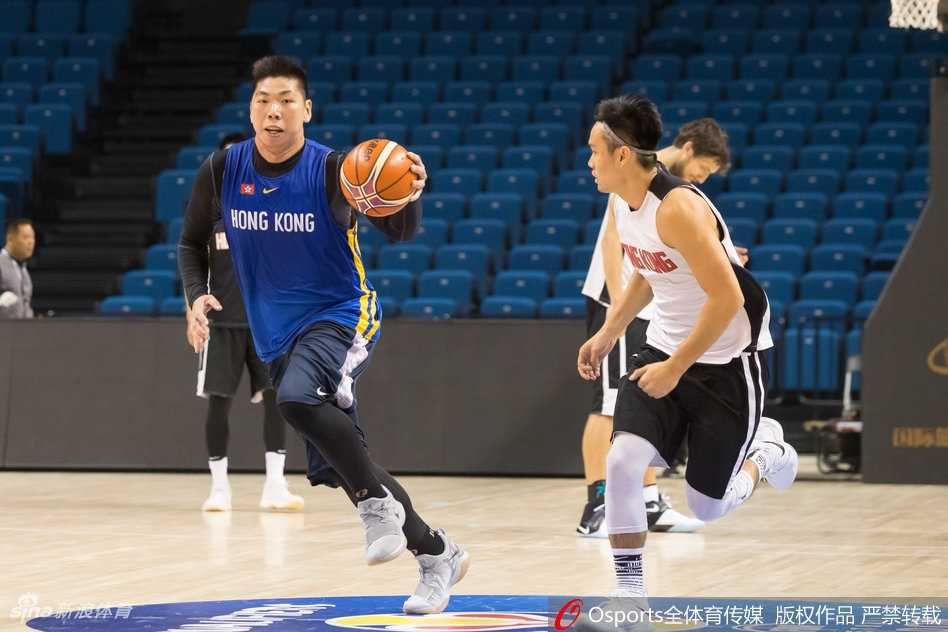 香港邓肯惠龙儿率队出征南京,世预赛狭路相逢欲撼中国男篮 香港队球员们围成一圈,惠龙儿站在圆心拍掌鼓劲,全队士气高昂,仿佛一群等待猎物的丛林猎手。