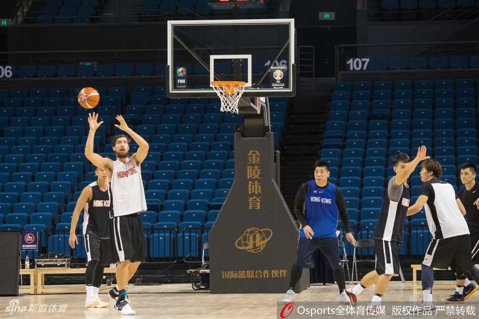 香港邓肯惠龙儿率队出征南京,世预赛狭路相逢欲撼中国男篮 赛前热身,惠龙儿进行运球训练,汗水浸湿了球衣,专注的神情仿佛在告诉世界他已准备好迎接任何挑战。