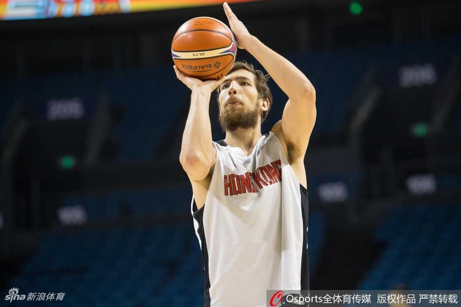 香港邓肯惠龙儿率队出征南京,世预赛狭路相逢欲撼中国男篮 惠龙儿在人群中高高跃起,指尖轻轻一拨将球点进篮筐,这一瞬间他如同石佛一般稳定,给强大的对手制造了不小麻烦。