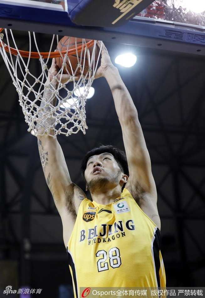 马布里20分引领三外援狂飙,北控客场大胜吉林终结三连败 韦弗面对滕贺麒的贴身紧防,强行干拔三分出手,皮球在空中划过一道完美弧线后空心入网。