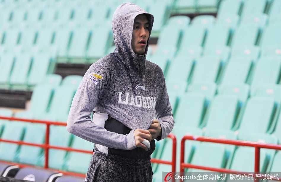 马布里与“哈小宝”的京城之约:那一抱,胜过千言万语 马布里与哈德森在训练馆中紧紧相拥,马布里面带微笑,眼神中流露出对这位后辈与对手的欣赏,哈德森则像孩子般依偎,仿佛在说‘今晚的较量,我可不会手软’。