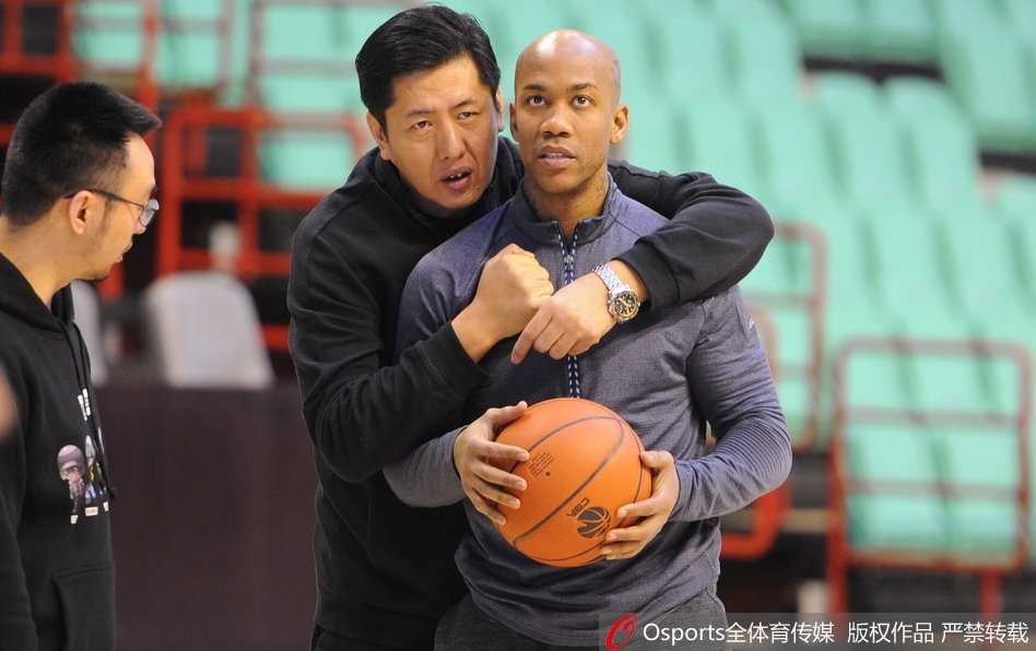 马布里与“哈小宝”的京城之约:那一抱,胜过千言万语 最后的告别时刻,马布里挥手与哈德森道别,哈德森回眸一望,眼神中带着笑意与不舍,这一瞬间被摄影师定格,成为CBA外援兄弟情的经典画面。