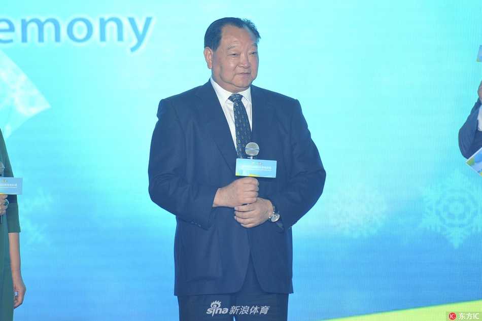 马布里亮相北京国际体育电影周 传递体育精神 篮球巨星马布里身着深色西装,神采奕奕地站在印有冬奥元素的背景板前,举手投足间尽显巨星风范,引发现场阵阵欢呼。