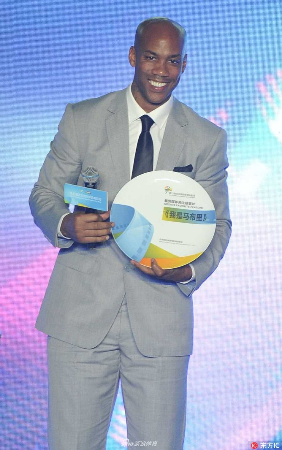 马布里亮相北京国际体育电影周 传递体育精神 马布里在开幕式上手持话筒发言,他面带微笑,眼神坚定,正分享着自己跨界拍摄电影的感悟,以及对体育精神的理解。