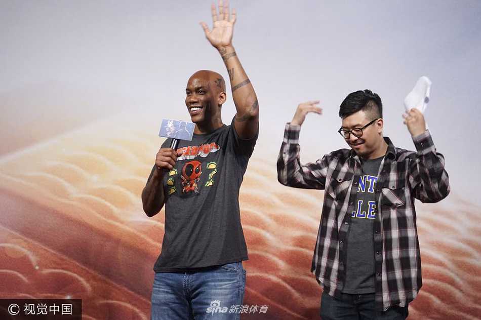 马布里亮相电影发布笑容满面,下一站归属成谜 面对镜头,马布里竖起大拇指,露出标志性的灿烂笑容,仿佛将发布会现场变成了他的主场,自信满满地与粉丝分享即将登上大银幕的喜悦。