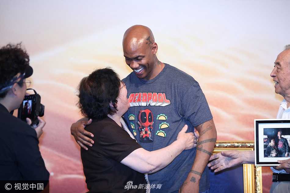 马布里亮相电影发布笑容满面,下一站归属成谜 在发布会现场,马布里看到热情的小球迷时,脸上露出慈父般的温柔笑容。他弯下腰与孩子击掌互动,这一刻他不是叱咤风云的“独狼”,而是一个深受北京这座城市爱戴的亲切“老马”。