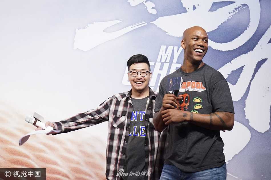 马布里亮相电影发布笑容满面,下一站归属成谜 马布里手持麦克风,神情投入,似乎在讲述一个关于爱与梦想的故事。背景板上的电影海报揭示着这位“纽约客”在北京的第二故乡情缘,他的每一个手势都充满了力量感。