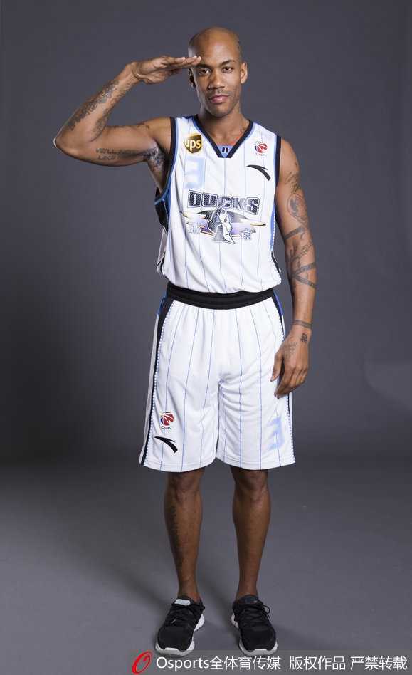 马布里创意写真回顾:“马政委”的传奇终章 马布里低着头,用毛巾擦拭脸上的汗水,汗水滴落在地板上,他闭着双眼,仿佛在倾听内心的声音,这静默的一刻比任何呐喊都更有力量。