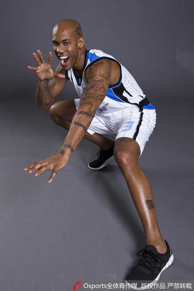 马布里创意写真回顾:“马政委”的传奇终章 马布里双手抱胸,表情严肃,仿佛在球场上指挥战术,身后是一面挂满他职业生涯经典照片的照片墙,每一张都是荣耀的见证。