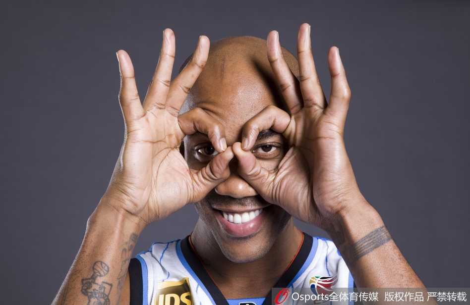 马布里创意写真回顾:“马政委”的传奇终章 赛场上的马布里如猎豹般迅猛,他运球突破,肌肉线条在光影下分明,眼神里燃烧着对胜利的渴望,这是属于“马政委”的指挥若定。