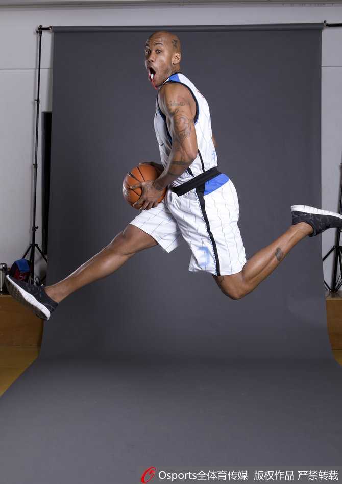 马布里创意写真回顾:“马政委”的传奇终章 马布里与一群北京孩子在一起,他弯下腰,亲切地拍着一个孩子的头,孩子们围着他笑逐颜开,画面温暖动人,传递着篮球未来的希望。