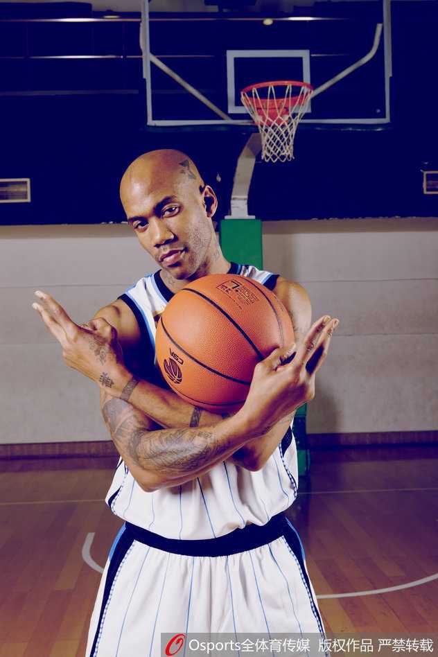 马布里创意写真回顾:“马政委”的传奇终章 老马身穿深色西装,单手插兜,目光深邃地望向远方,背景是北京标志性的胡同,中西合璧的造型恰如他在中国的生活,时尚又接地气。