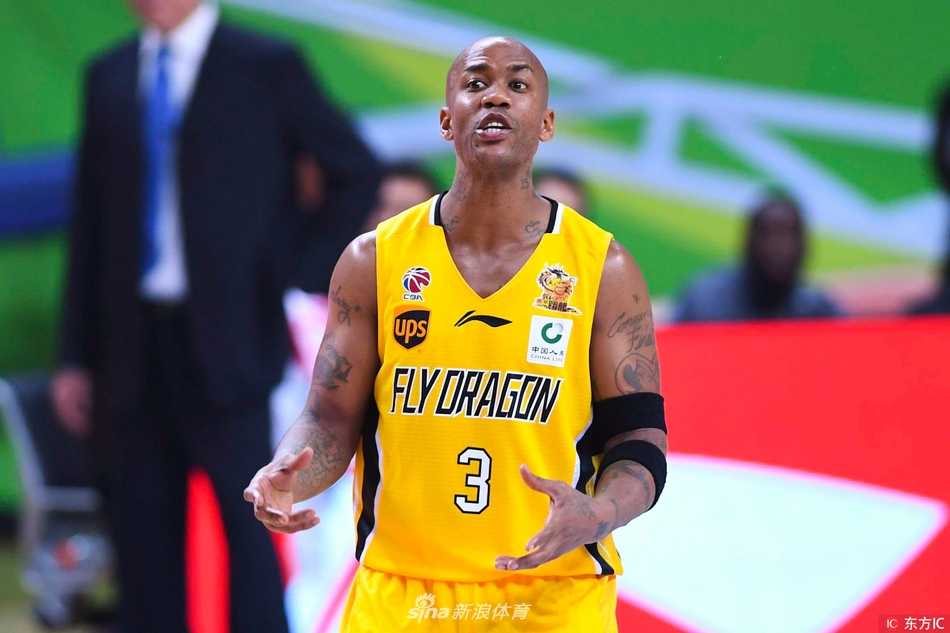 马布里北控首秀的“乌龙”插曲:一件球衣引发的职业化思考 球场上,马布里运球突破,他与队友杨敬勤身上的球衣形成鲜明对比,一个胸前是张扬的‘FLYDRAGON’,另一个则是简洁的‘BEIJING’,这一差异在电视转播的特写镜头下显得格外刺眼。