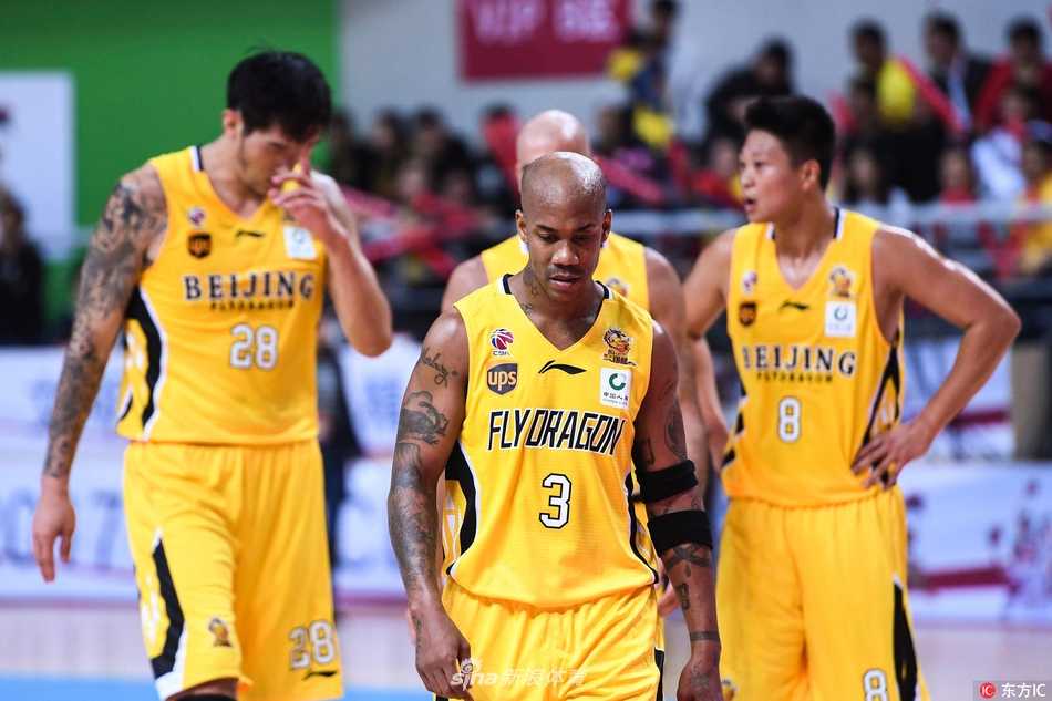 马布里北控首秀的“乌龙”插曲:一件球衣引发的职业化思考 灯光下的北控更衣室里,马布里低头审视手中那件印有‘FLYDRAGON’字样的战袍,他或许还未意识到,这件熟悉的季前赛球衣即将在正式比赛中引发一场关于职业规范的讨论。