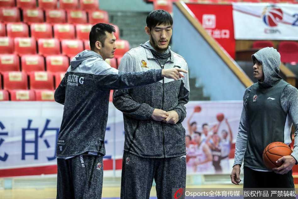 马布里挂帅督战,北控新援亮相备战京城德比 训练馆的灯光下,马布里眉头微蹙,侧耳倾听新外援的跑位想法,两人在战术板前比划着手势,仿佛在破解一道关于胜利的方程式。