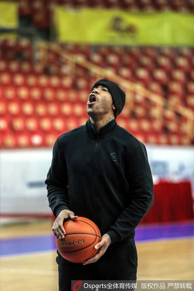 马布里挂帅督战,北控新援亮相备战京城德比 汗水顺着马布里的脸颊滑落,他压低重心,用标志性的交叉步运球试图突破新搭档的防守,这一幕宛如时空交错,见证了篮球技艺的薪火相传。