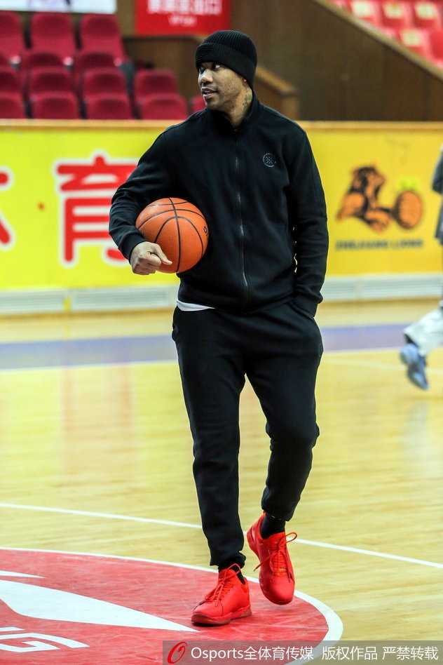 马布里挂帅督战,北控新援亮相备战京城德比 马布里单手抓球,眼神坚毅地望向篮筐,身旁的新外援正全神贯注地聆听这位CBA传奇的现场指导,空气中弥漫着专注与信任的气息。