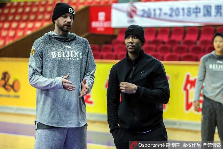 马布里挂帅督战,北控新援亮相备战京城德比 新外援在一次暴扣得手后,马布里兴奋地走上前去与他撞胸庆祝,两人的笑容在训练馆的背景下显得格外灿烂,默契在这一刻尽显无遗。