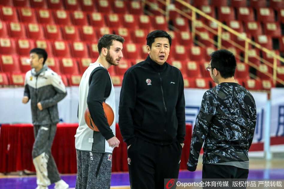 马布里挂帅督战,北控新援亮相备战京城德比 全体球员围成一个圈,马布里站在圆心振臂高呼,新外援和队友们齐声响应,团结一心的气势仿佛要冲破训练馆的屋顶,直指明日的战场。