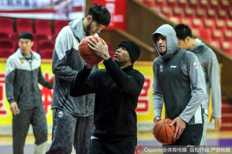 马布里挂帅督战,北控新援亮相备战京城德比 训练结束后,马布里与新外援并肩坐在场边,两人一边拉伸一边复盘着刚才的配合,身后是空旷的看台,仿佛预示着新老交替的序曲正在悄然奏响。