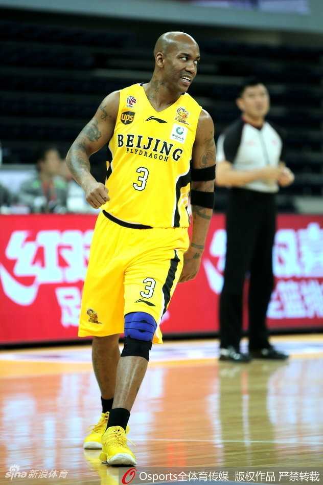 马布里末节救赎未果 北控客场一分惜败天津遭遇绝杀反绝杀 北控外援阿巴斯在天津队内线群中高高跃起,犹如沙漠中的猎鹰精准捕捉篮板,他的眼神里满是对胜利的渴望。