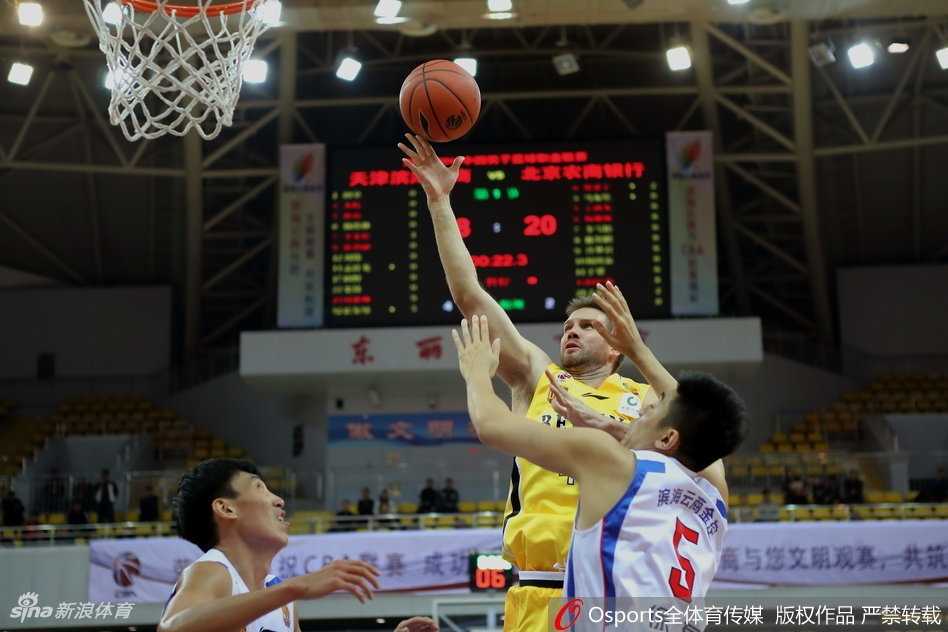 马布里末节救赎未果 北控客场一分惜败天津遭遇绝杀反绝杀 天津队外援霍尔曼如同泰山压顶般在禁区完成双手暴扣,篮筐在他的重锤下颤抖,这一球彰显了他在内线绝对的统治力。