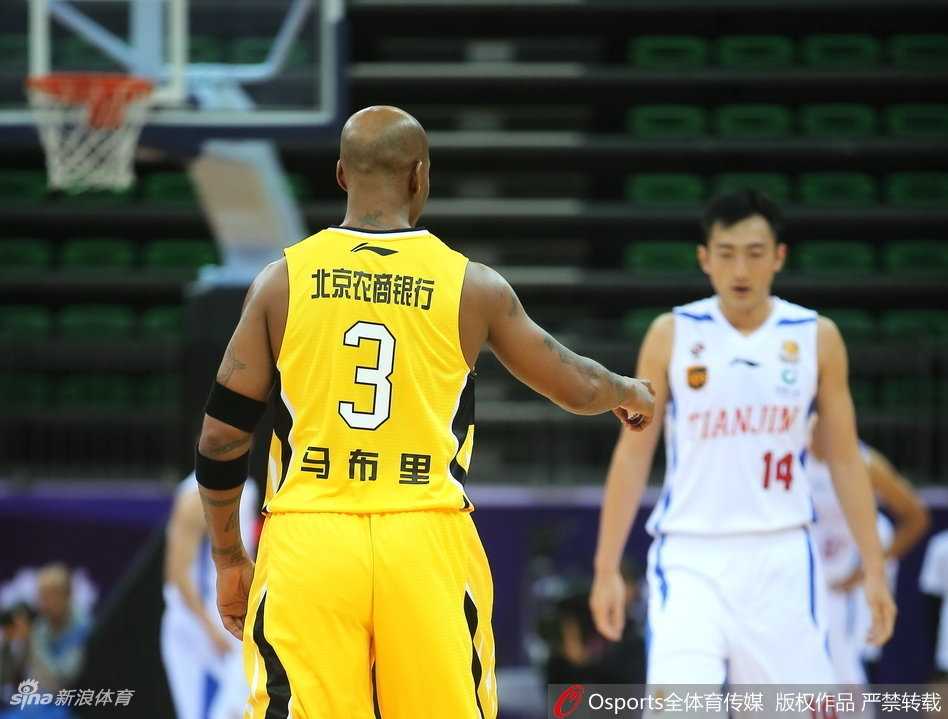 马布里末节救赎未果 北控客场一分惜败天津遭遇绝杀反绝杀 比赛结束的哨音吹响,错失绝杀球的马布里神情落寞地低头走回替补席,这一刻的沉寂与他曾经无数次扮演英雄的场景形成鲜明对比,令人唏嘘。