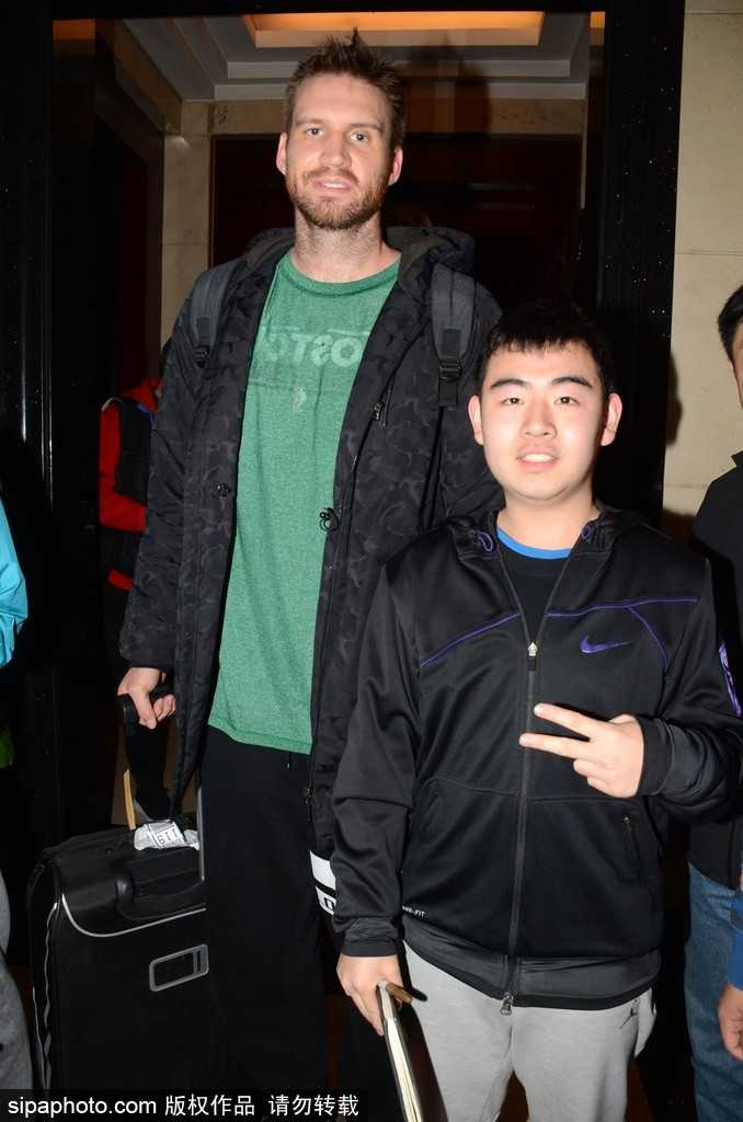 镜头捕捉到马布里低头为小球迷签名的瞬间，他神情专注而柔和，周围的人群虽然拥挤，但老马始终保持着耐心与善意。