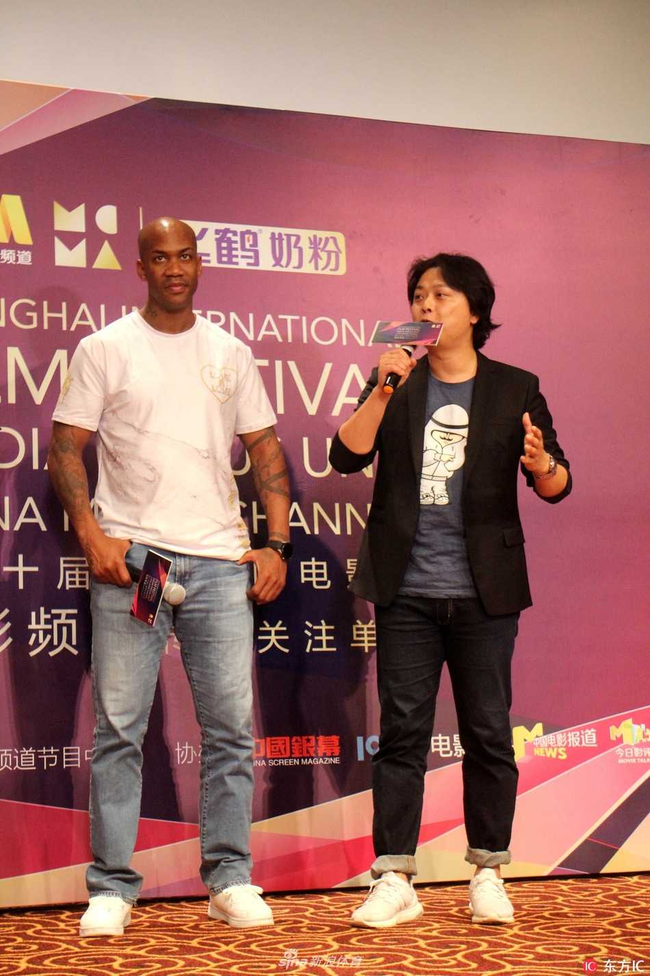 老马在现场被热情的粉丝团团围住，面对递过来的签名笔和篮球，他一一耐心满足，眼神中满是感激与宠溺，将现场变成了大型粉丝见面会。