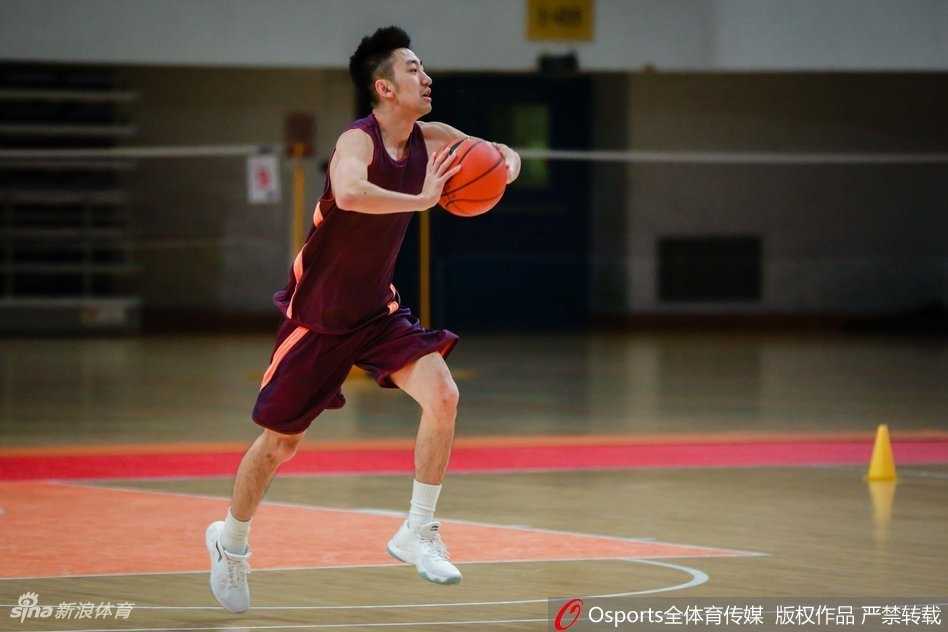 马布里笑傲训练场 北控男篮静待新赛季大幕拉开 马布里在训练中亲自运球组织进攻,为后卫线球员演示如何破解紧逼防守,他标志性的交叉步运球依旧犀利,引来了场边工作人员的阵阵喝彩。