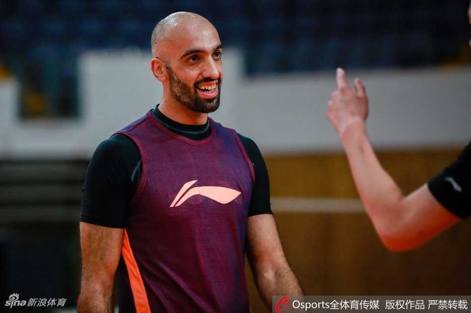 马布里笑傲训练场 北控男篮静待新赛季大幕拉开 马布里在场边托腮沉思,脸上的笑容收敛,取而代之的是一脸严肃,显然是在思考如何优化接下来的训练内容或战术配合。
