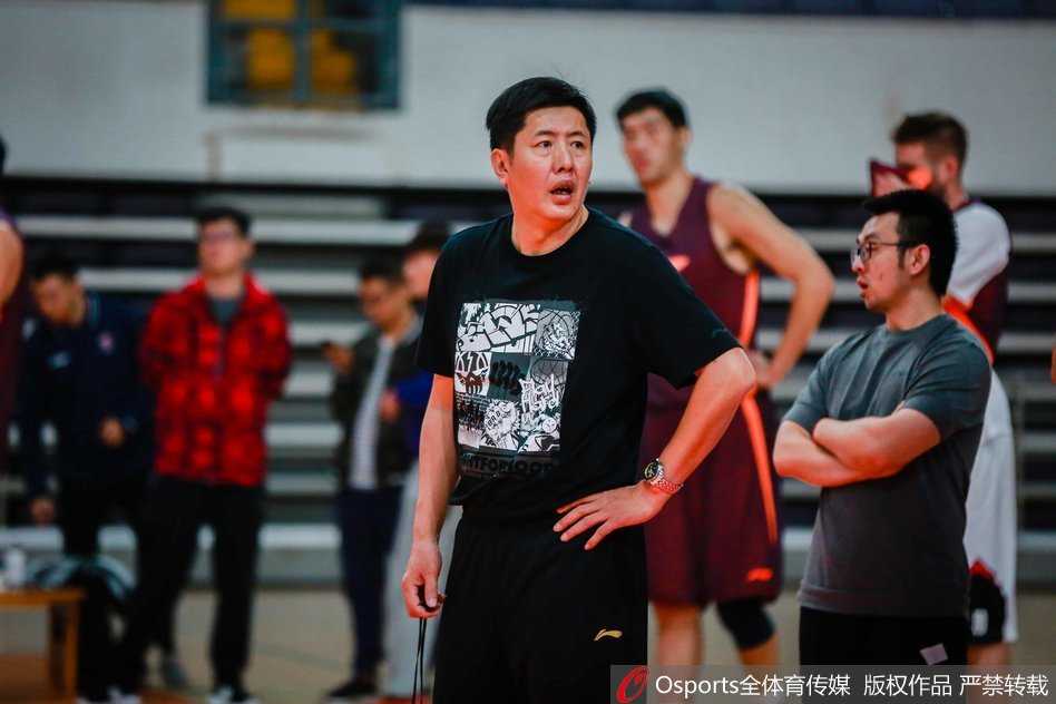 马布里笑傲训练场 北控男篮静待新赛季大幕拉开 训练结束后,马布里被一群记者团团围住,面对话筒和镜头,他侃侃而谈,脸上洋溢着自信的微笑,似乎对球队的新赛季前景胸有成竹。