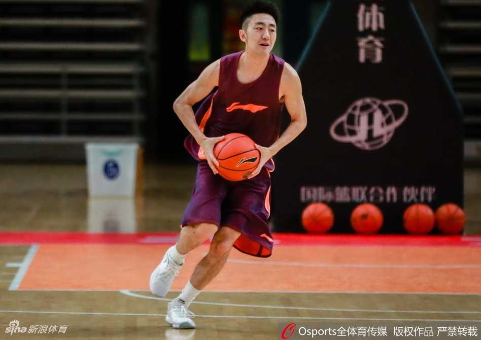 马布里笑傲训练场 北控男篮静待新赛季大幕拉开 训练场上,马布里弯下腰,亲自为一位年轻内线球员纠正篮下卡位的防守姿势,他的眼神里满是耐心与严厉,仿佛在雕琢一块璞玉。