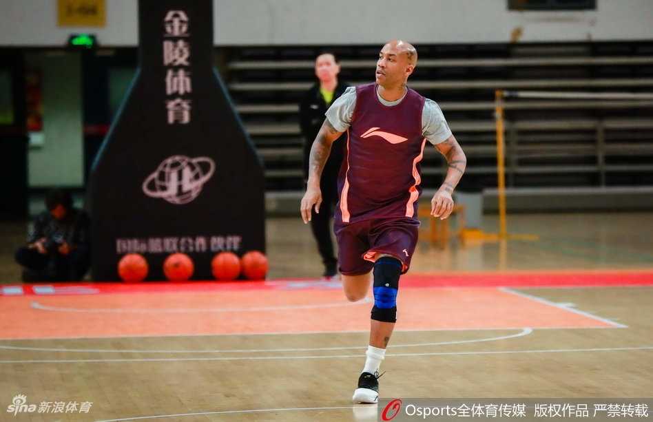 马布里笑傲训练场 北控男篮静待新赛季大幕拉开 马布里双手抱胸站在场边,目光如炬地注视着弟子们的跑位,嘴角不自觉地上扬,仿佛对球队的战术执行力感到十分满意。